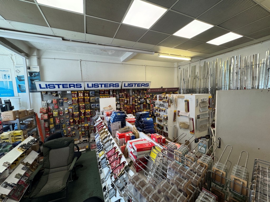 Lot: 193 - COMMERCIAL AND RESIDENTIAL INVESTMENT - Shop - show room